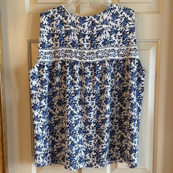 Tabitha Webb  Semi-sheer Sleeveless Delft Blue and Cream Flowered Top  Sz L - Picture 2 of 10
